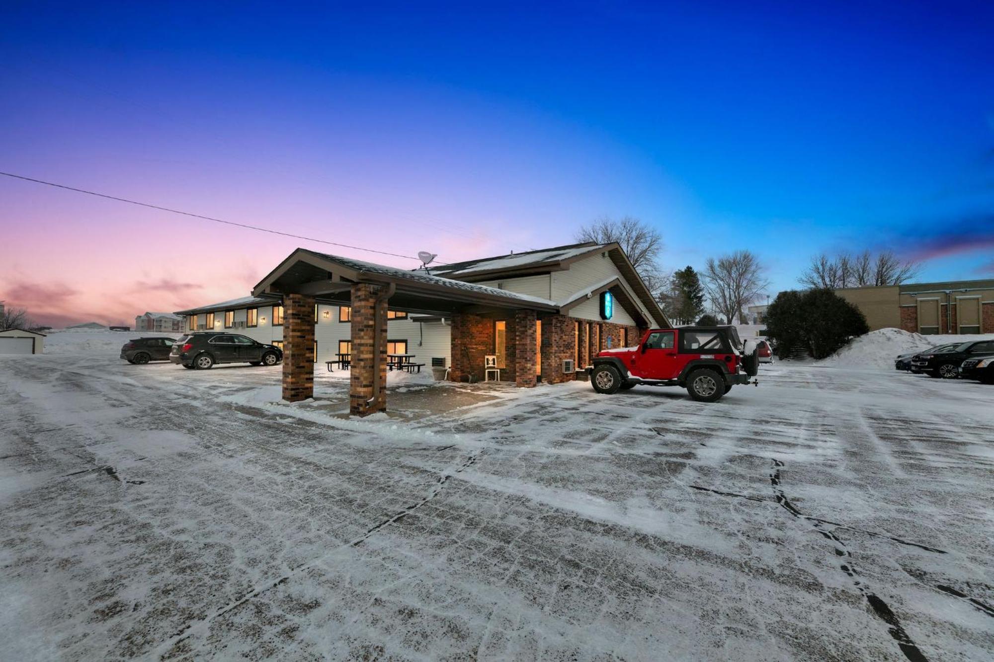Hotel 8 Fergus Falls Exterior photo